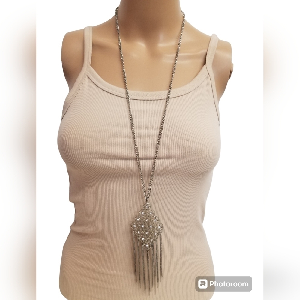 VINTAGE LONG SILVERTONE CHAIN & CRYSTAL DETAILED FRINGE PENDANT NECKLACE